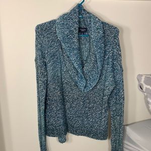 Scoop neck lightweight sweater, green/blue color.